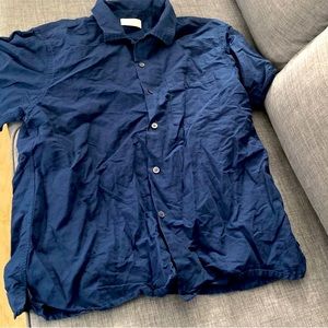 Men’s Uniqlo navy linen button down short sleeve shirt
